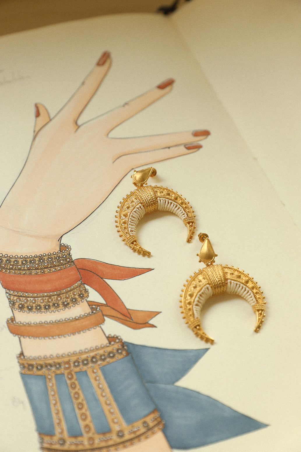 Moun white raffia earrings