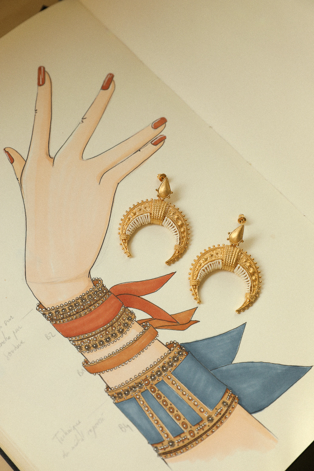 Moun white raffia earrings