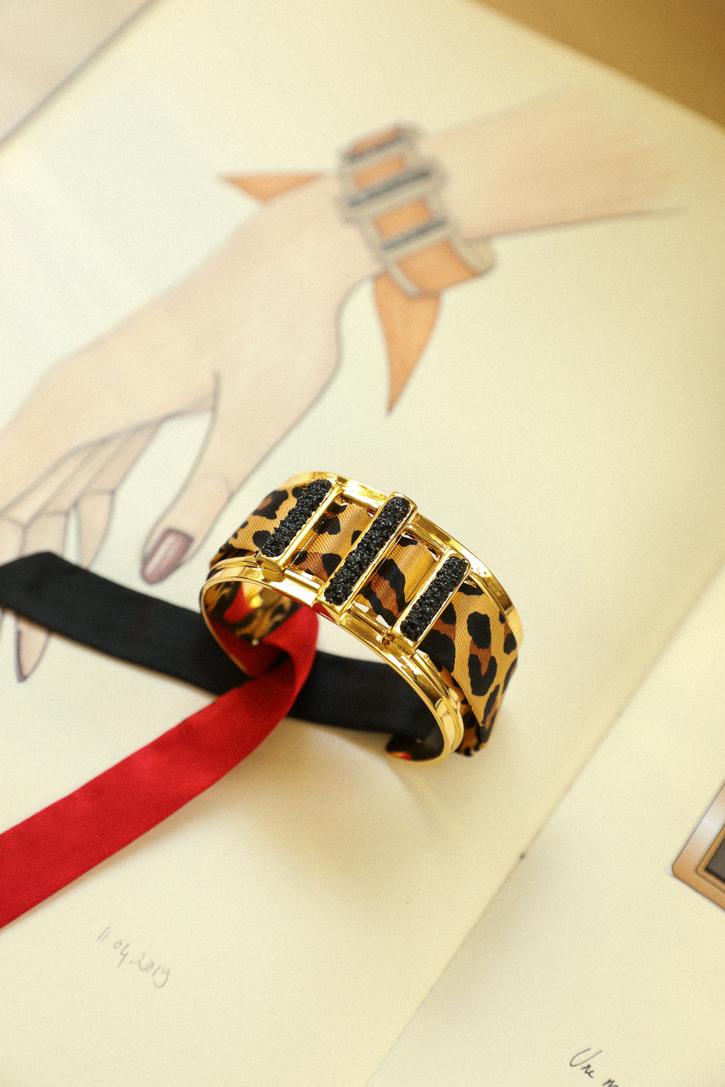 Manchette Quartz et ruban Le Léopard, rouge et noir
