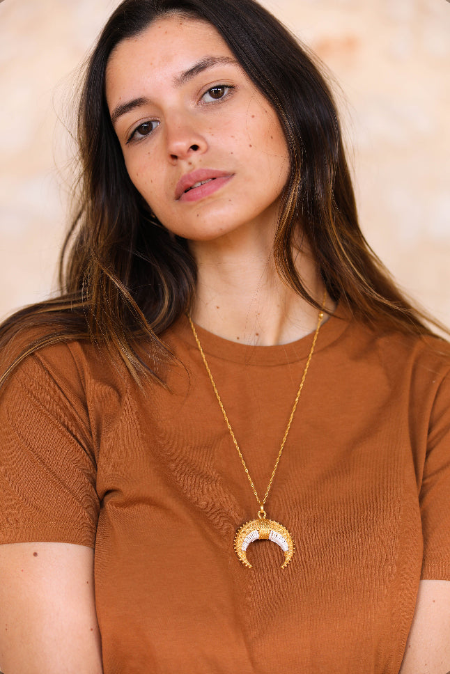 Moun necklace embroidered with white raffia