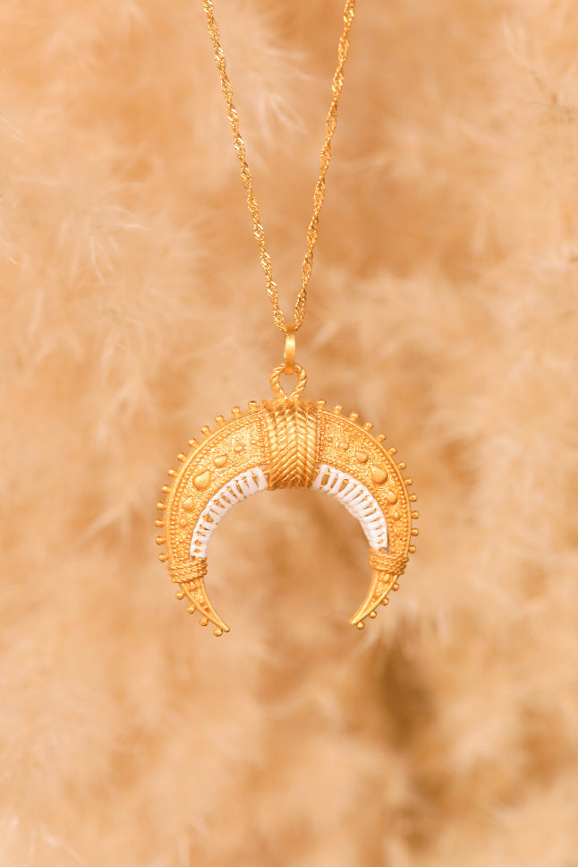 Moun necklace embroidered with white raffia