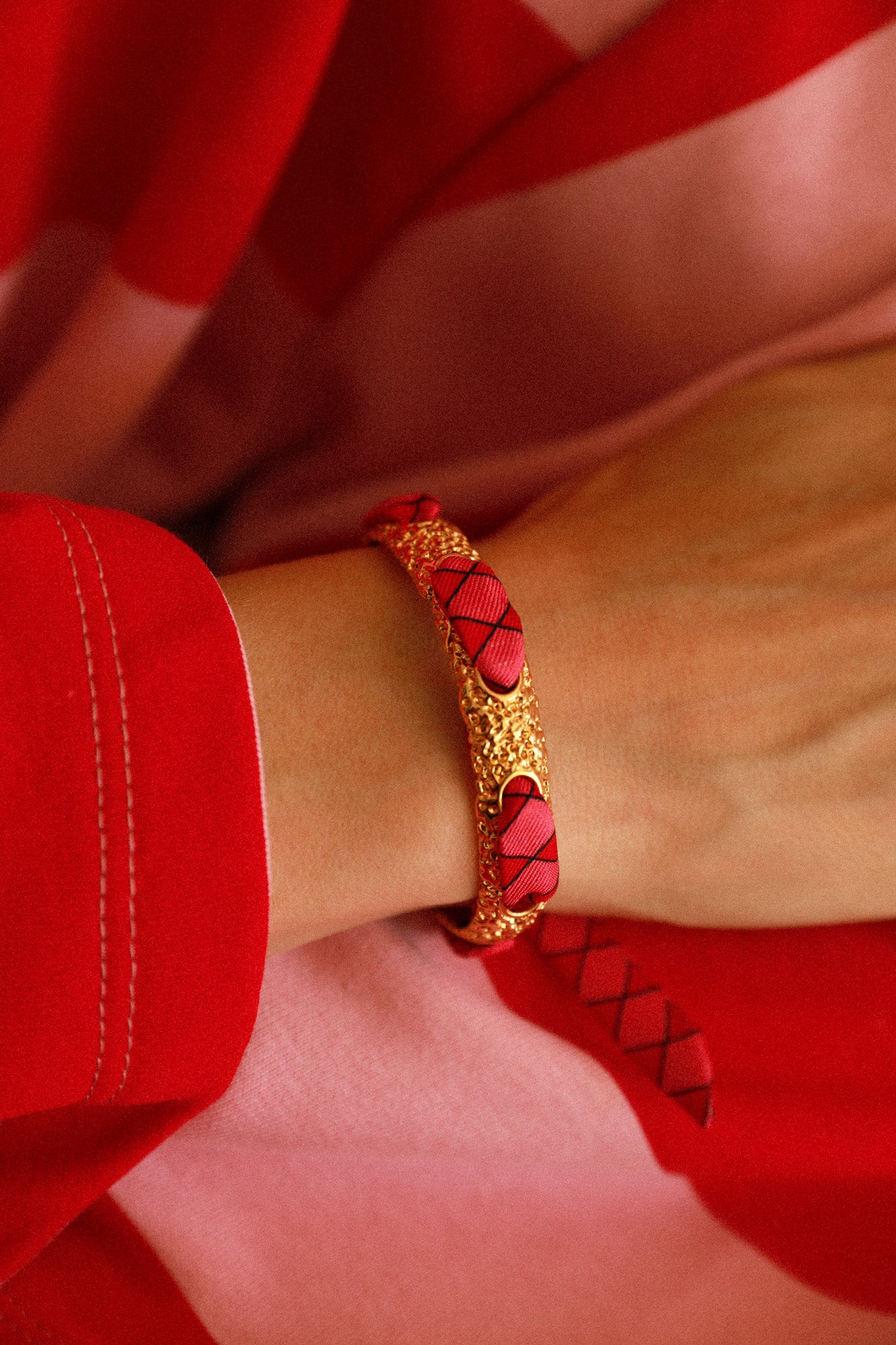 Bracelet Queen et ruban Arlequin rose et rouge