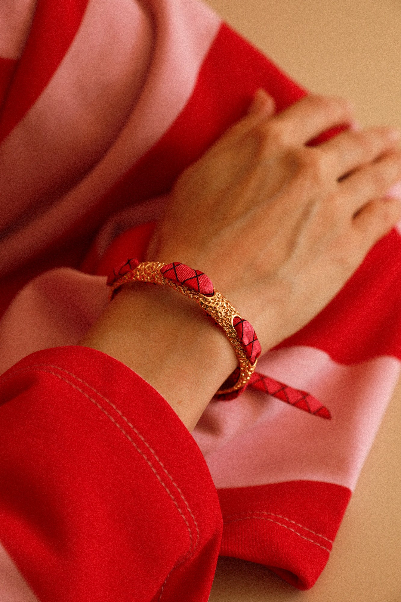 Bracelet Queen et ruban Arlequin rose et rouge