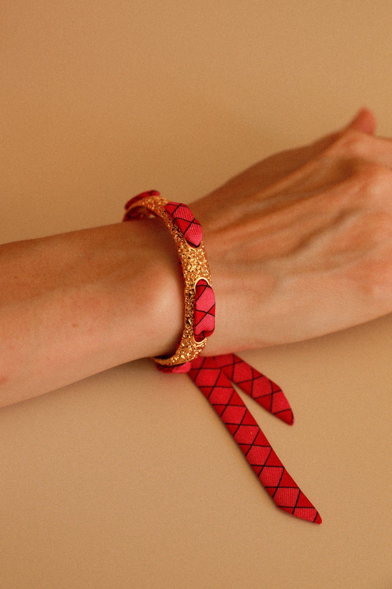 Bracelet Queen et ruban Arlequin rose et rouge