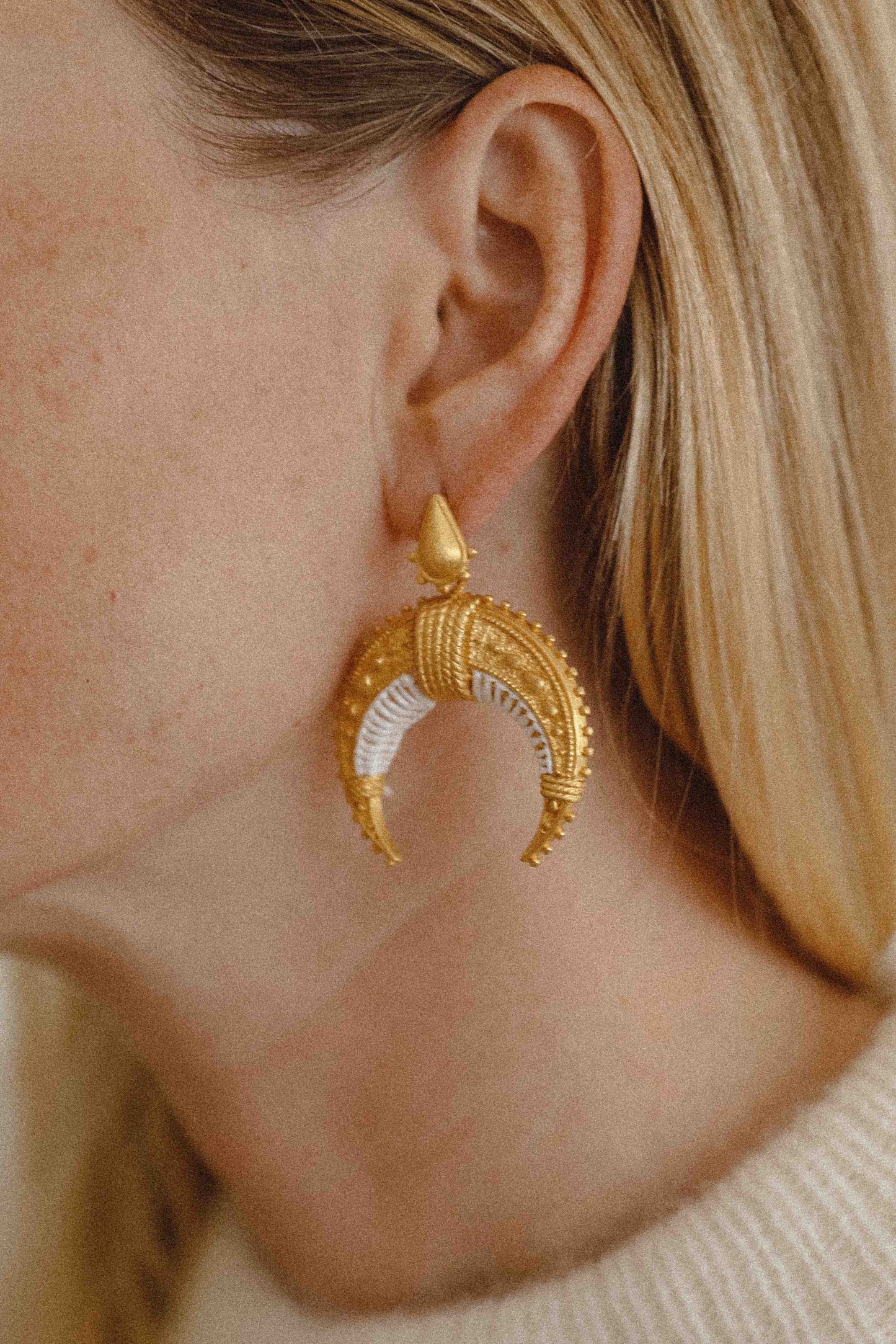 Moun white raffia earrings