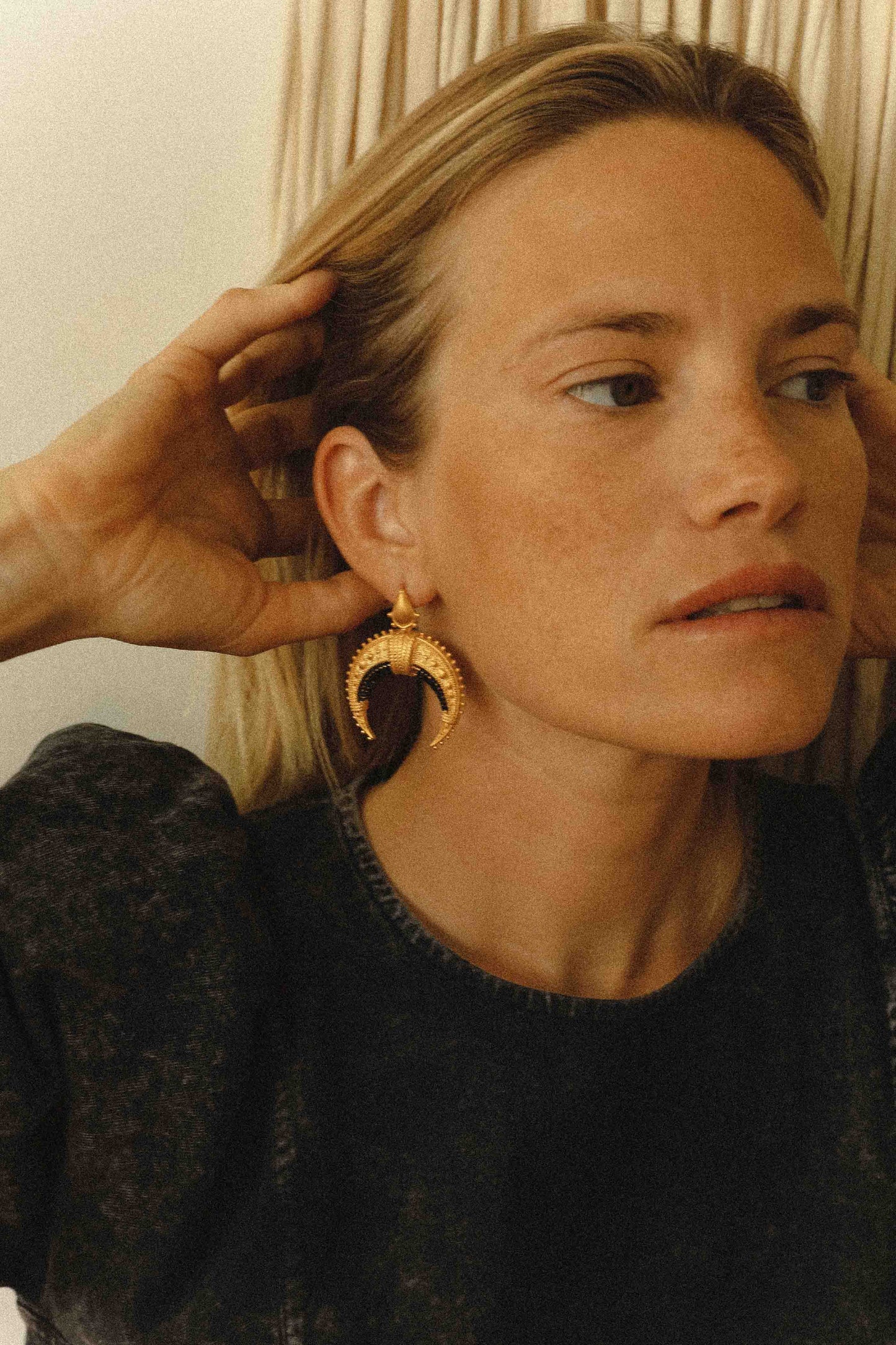 Moun black raffia earrings