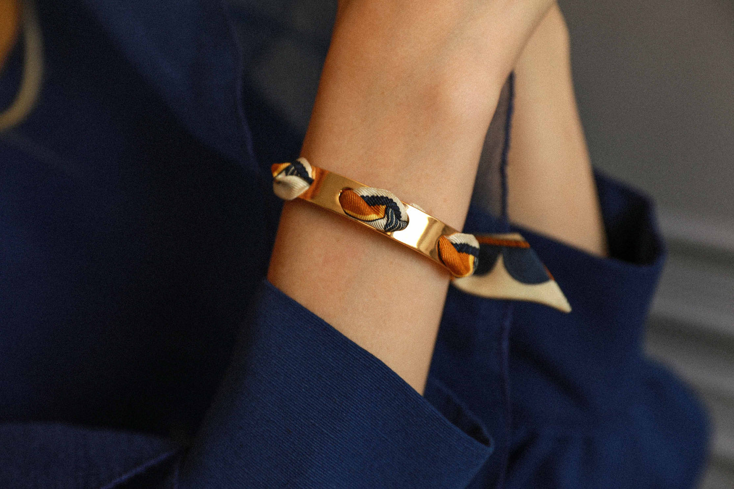 Bracelet Septembre et son ruban Le Cirque des Rêves, neutre