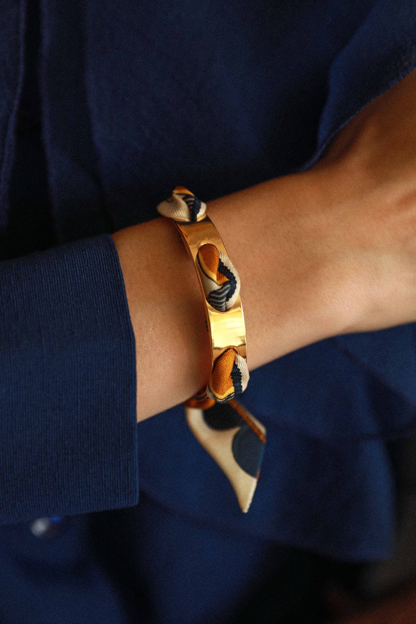 Bracelet Septembre et son ruban Le Cirque des Rêves, neutre