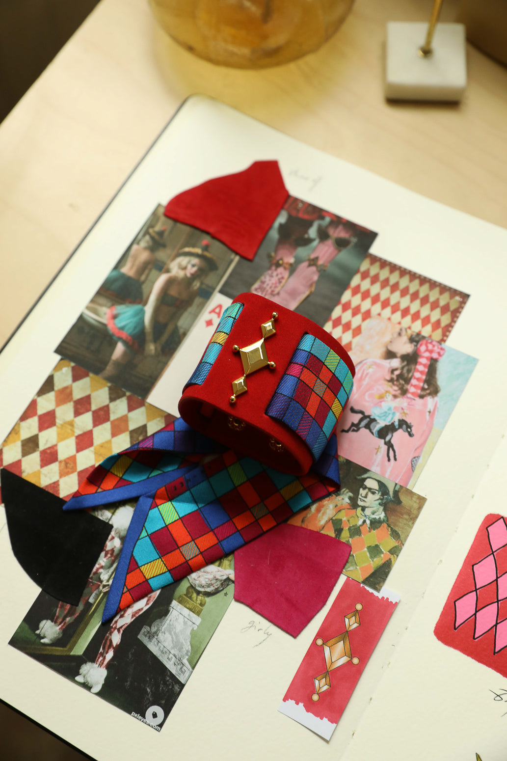 Manchette Circus rouge et ruban Tartan pop