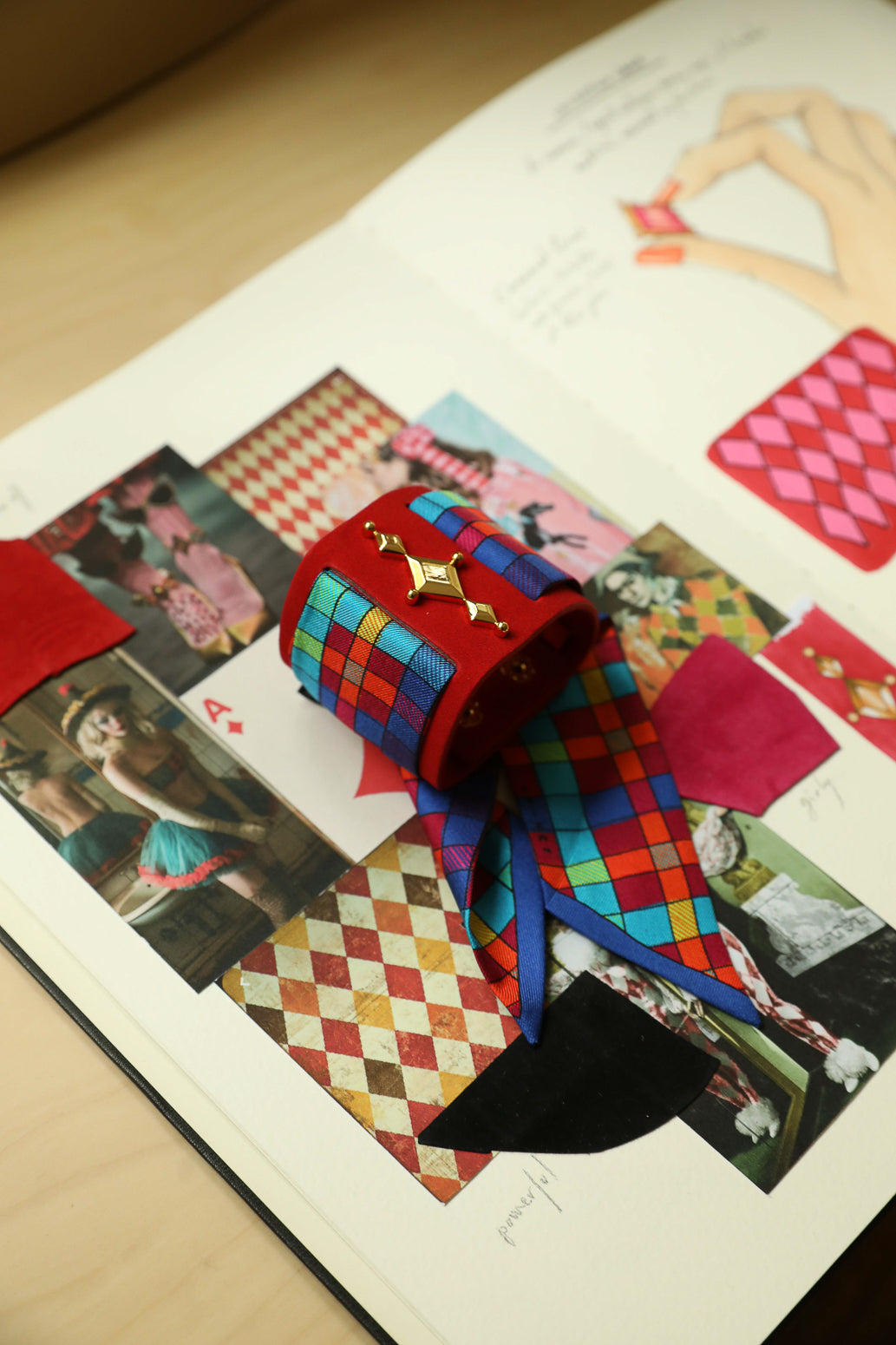 Manchette Circus rouge et ruban Tartan pop