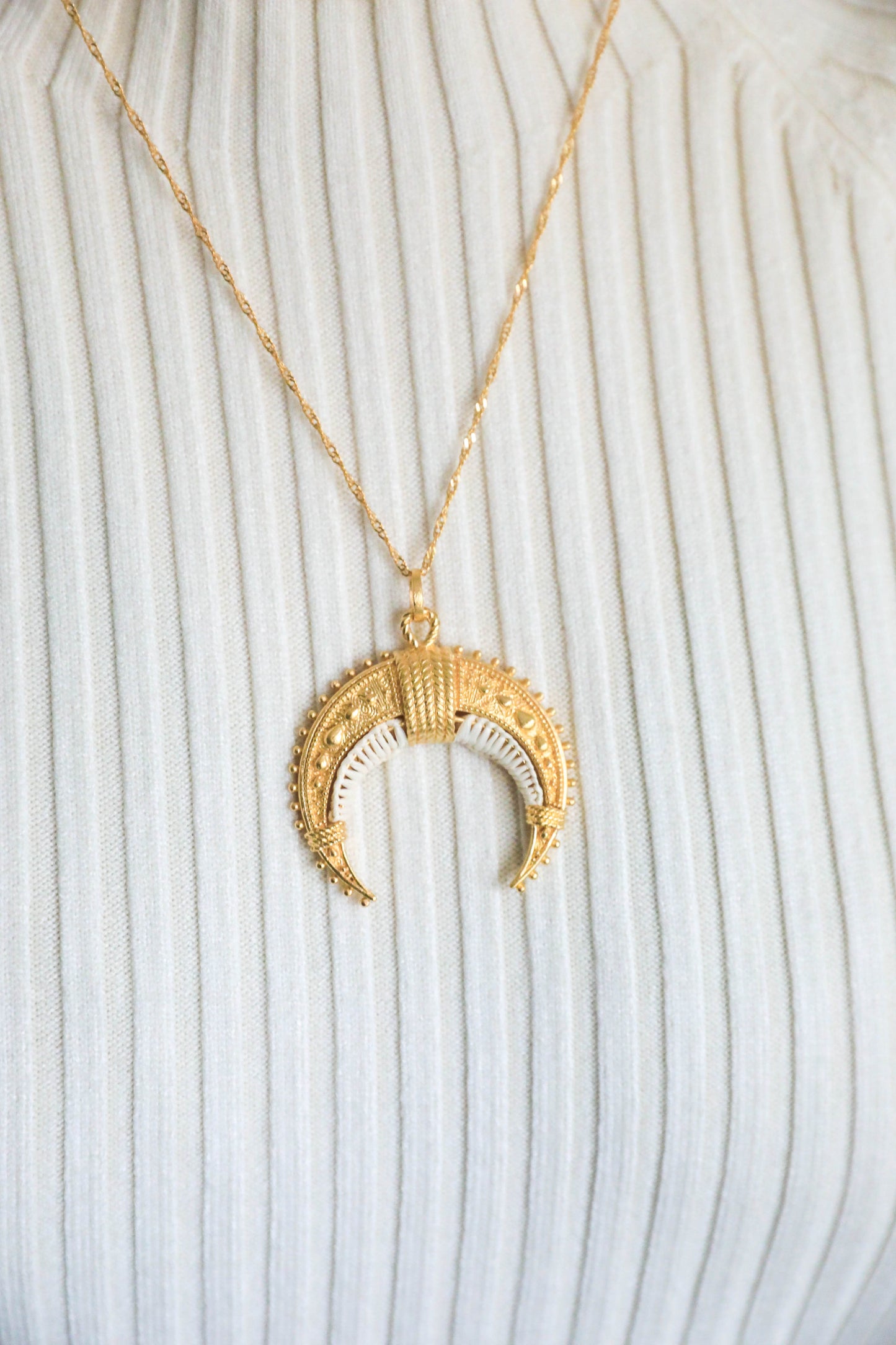 Moun necklace embroidered with white raffia