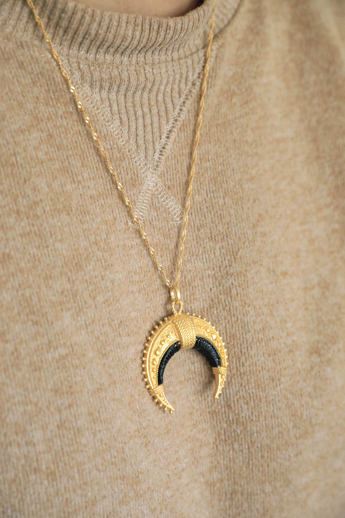 Moun necklace, black raffia