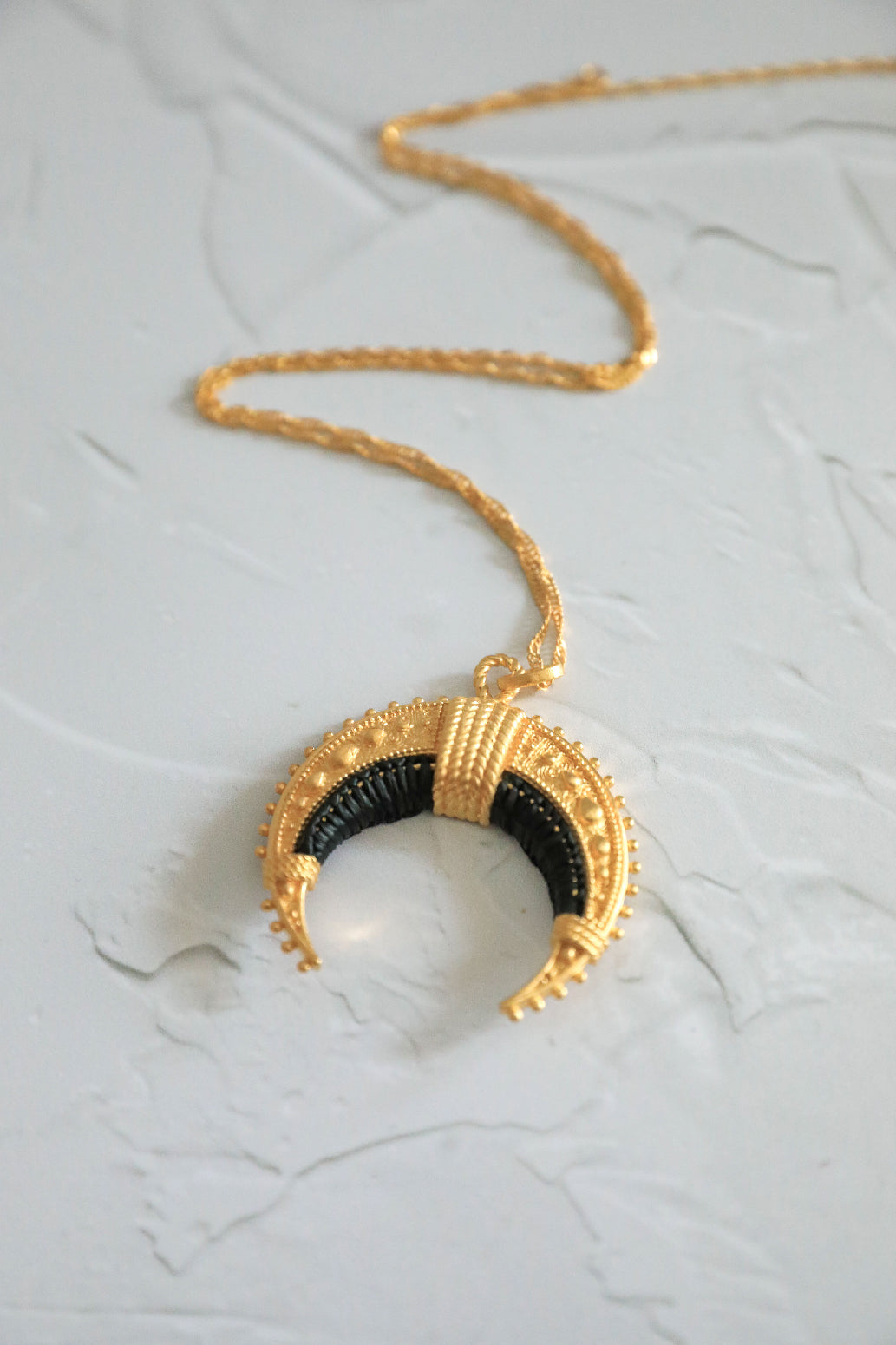 Moun necklace, black raffia