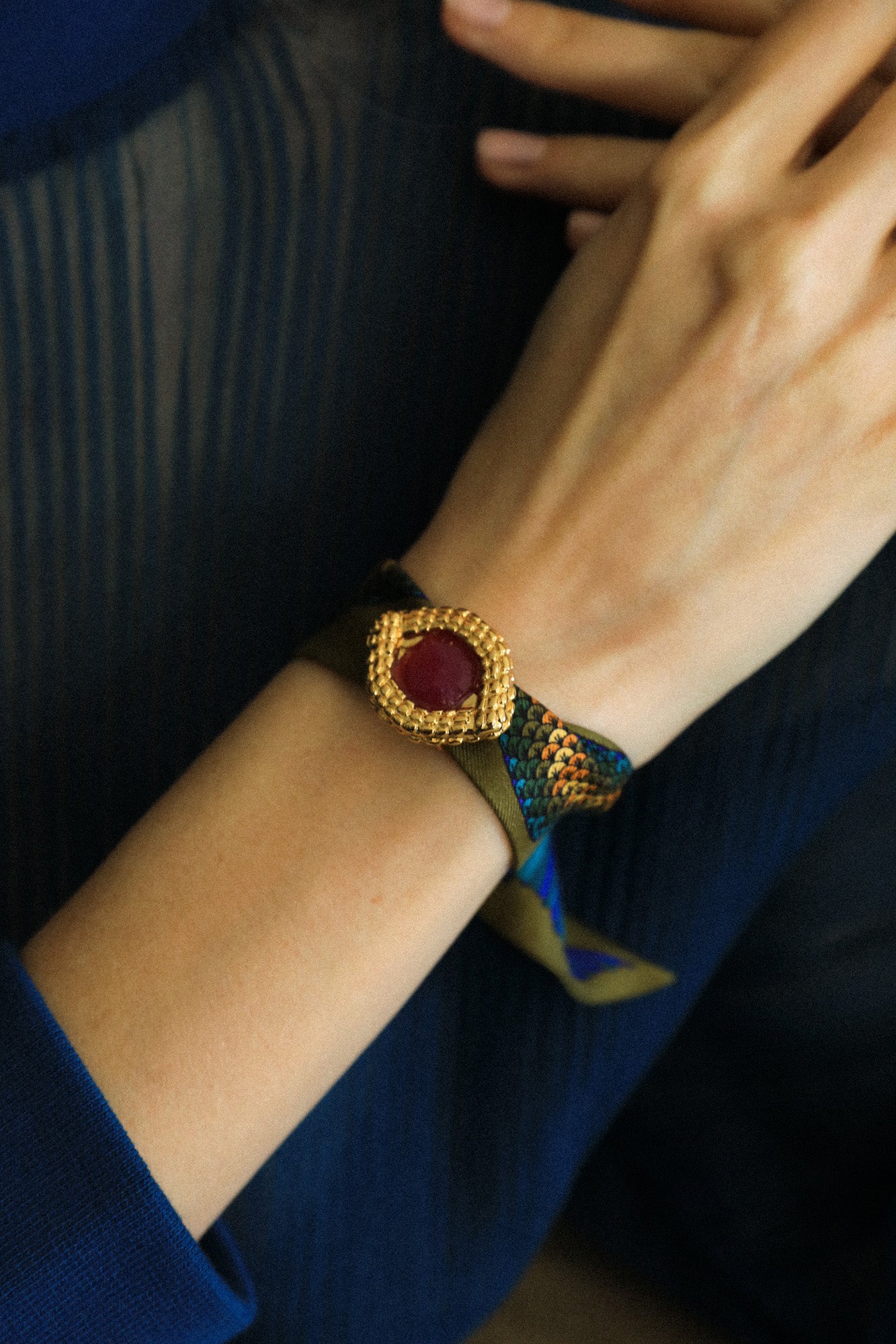 OEIL DE CAÏMAN, agate fuchsia - Ornement à foulard ou pendentif