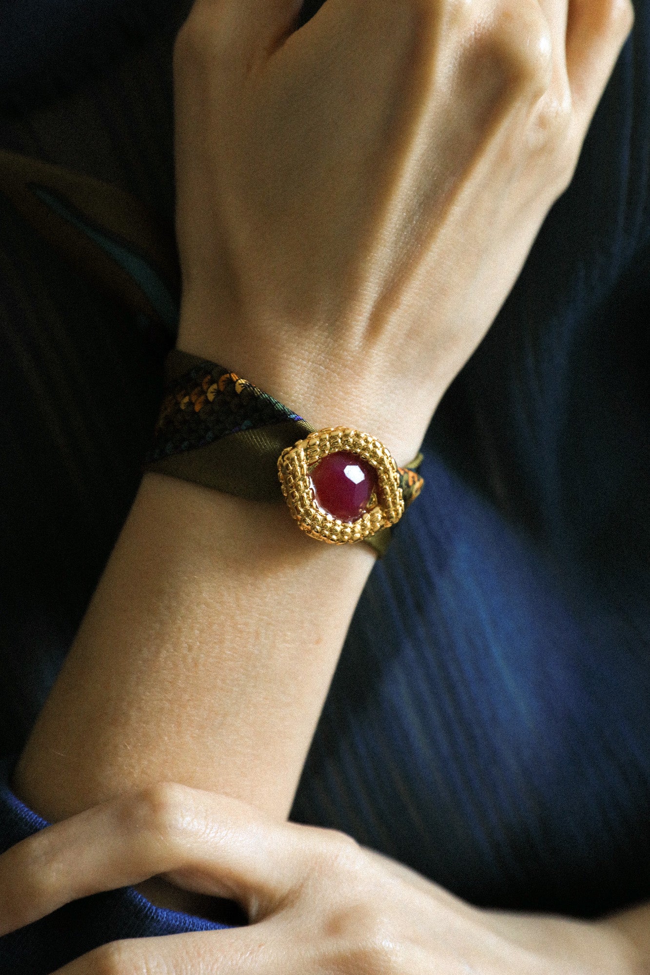 OEIL DE CAÏMAN, agate fuchsia - Ornement à foulard ou pendentif