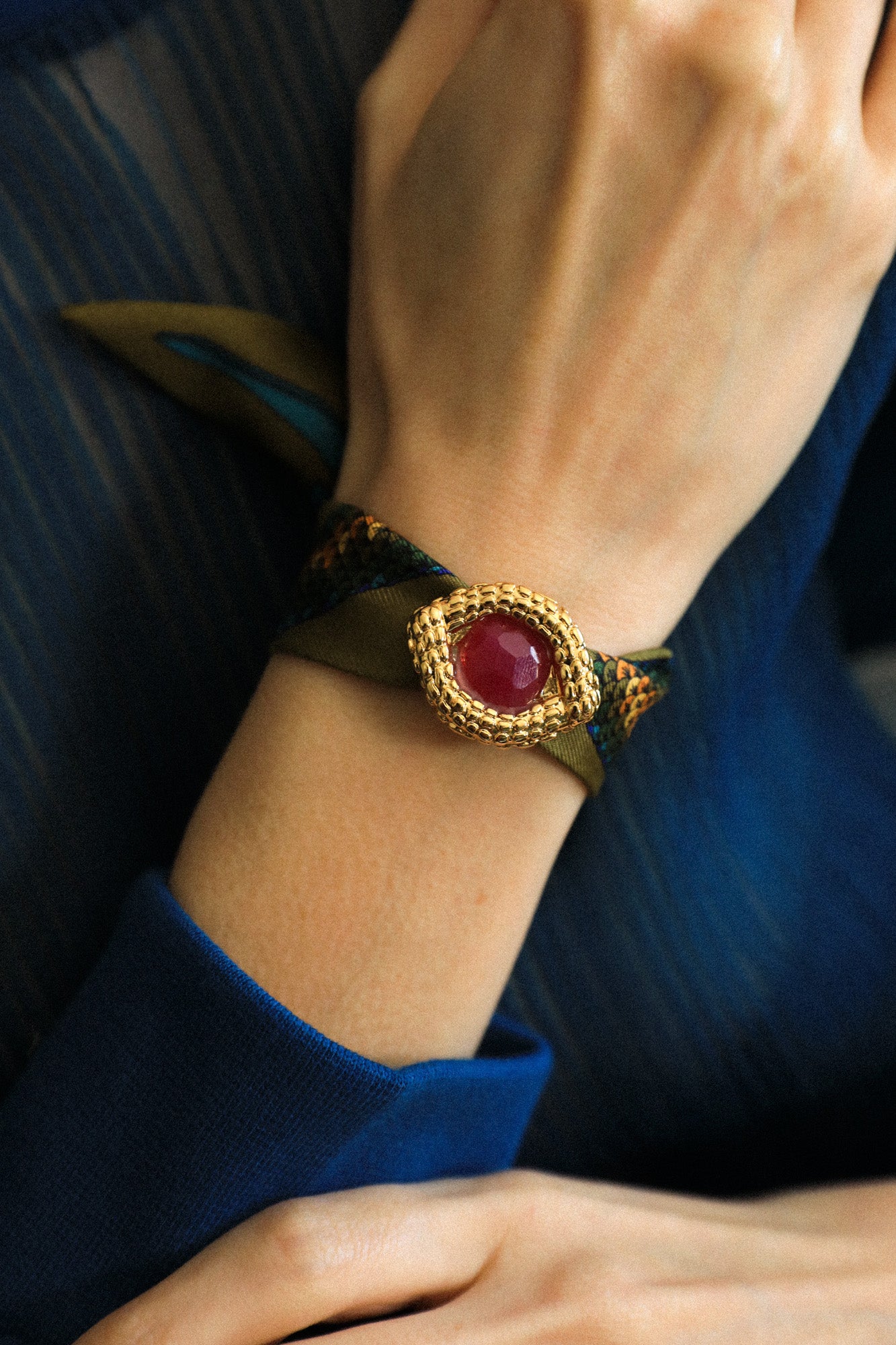 OEIL DE CAÏMAN, agate fuchsia - Ornement à foulard ou pendentif