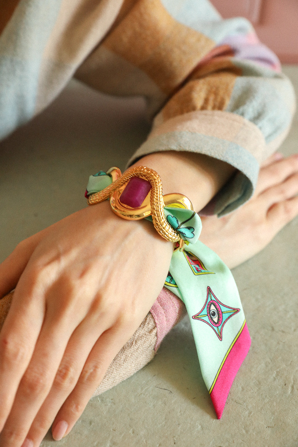 Caiman cuff with pink agate and Luckyou ribbon, water green