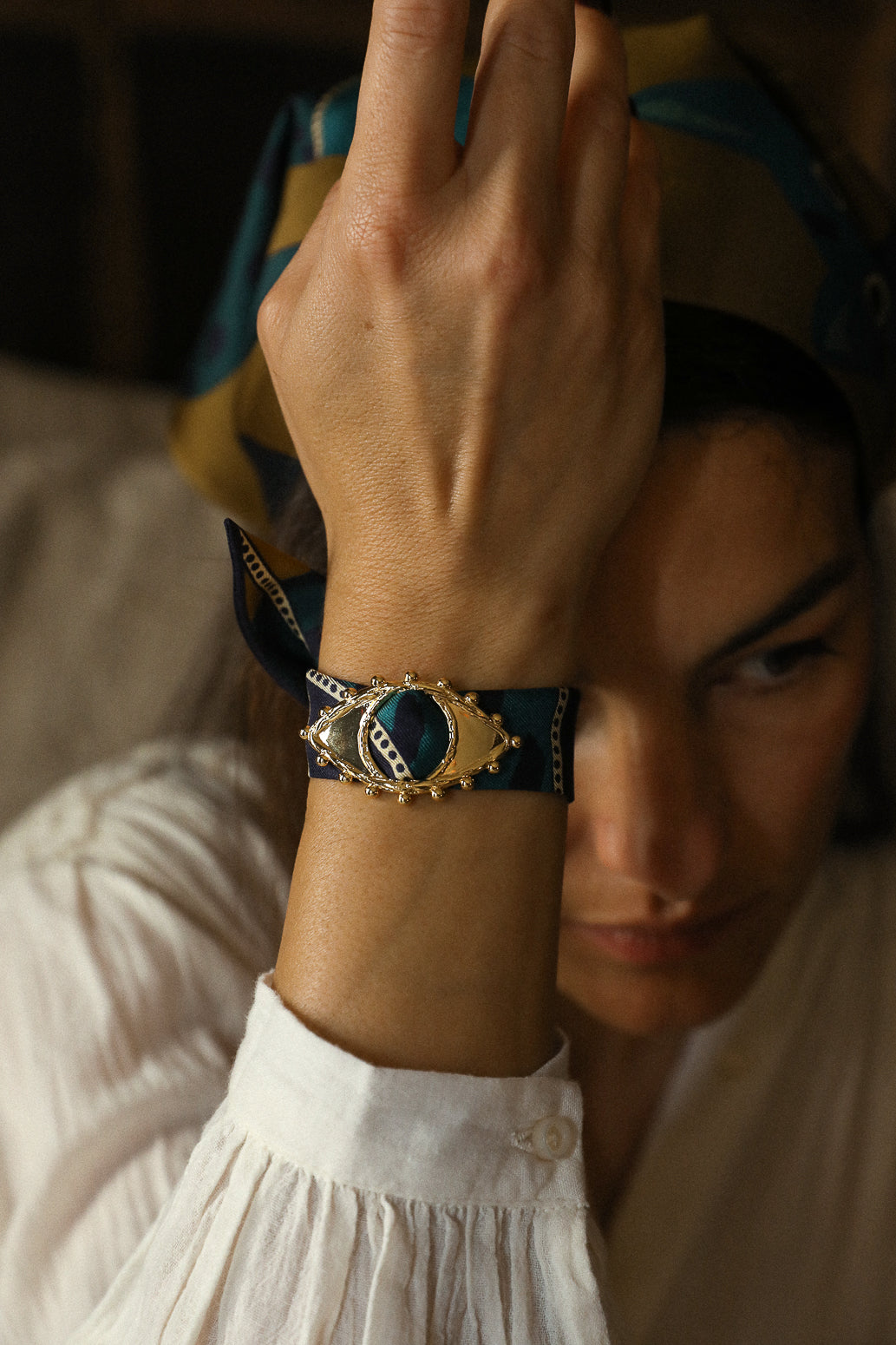 Ornement Bon Oeil doré et son bracelet en soie de 4cm Chapanoir, olive