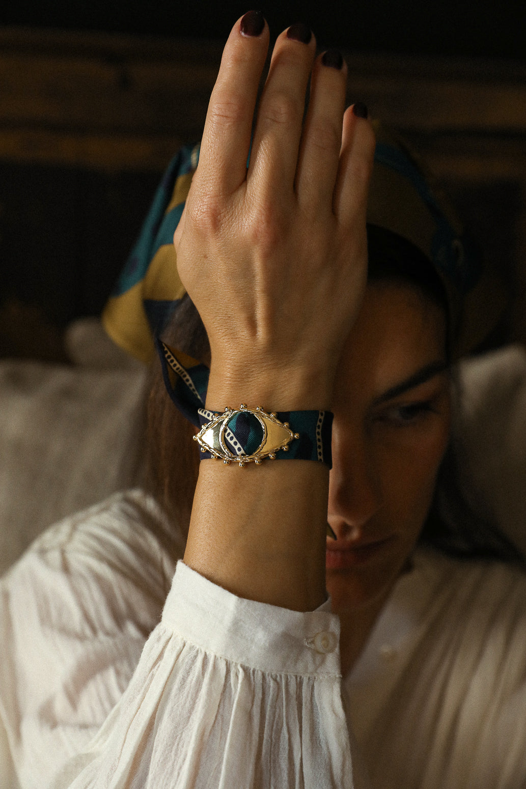 Ornement Bon Oeil doré et son bracelet en soie de 4cm Chapanoir, olive