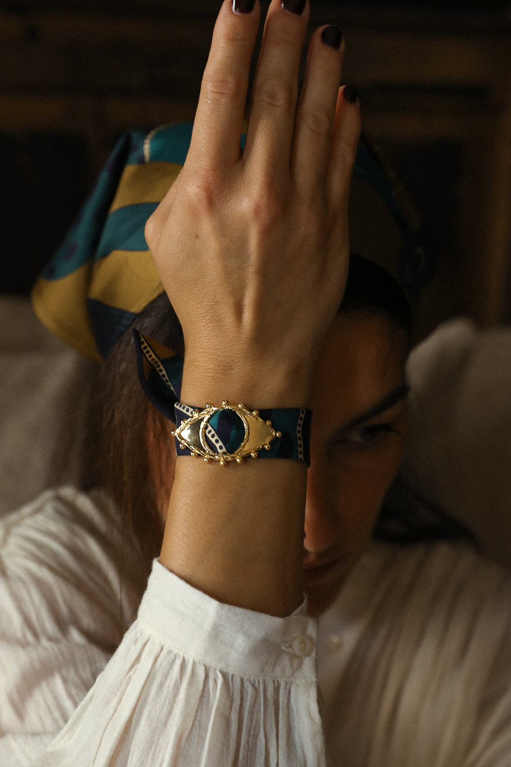 Ornement Bon Oeil doré et son bracelet en soie de 4cm Chapanoir, olive