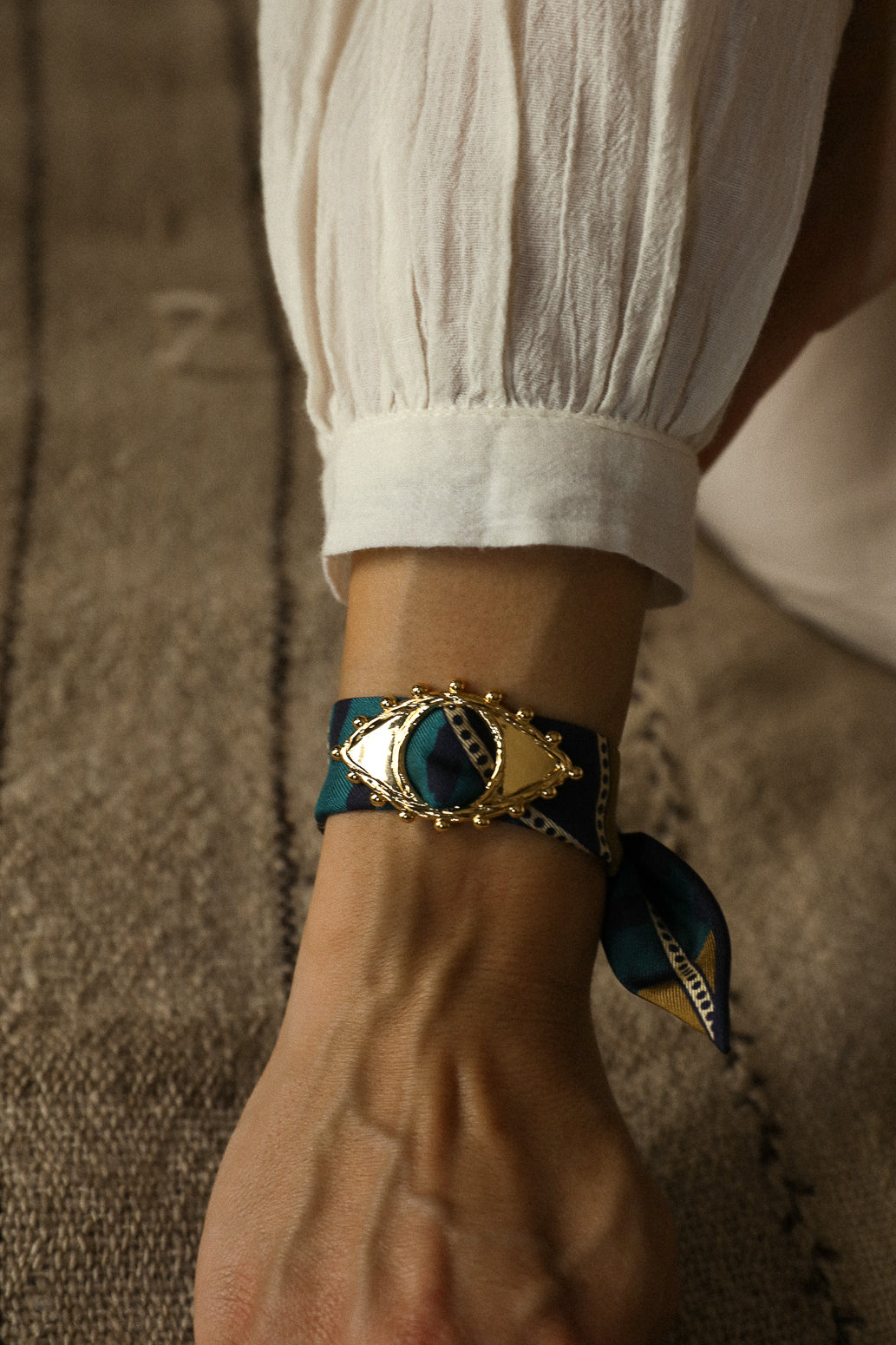 Ornement Bon Oeil doré et son bracelet en soie de 4cm Chapanoir, olive