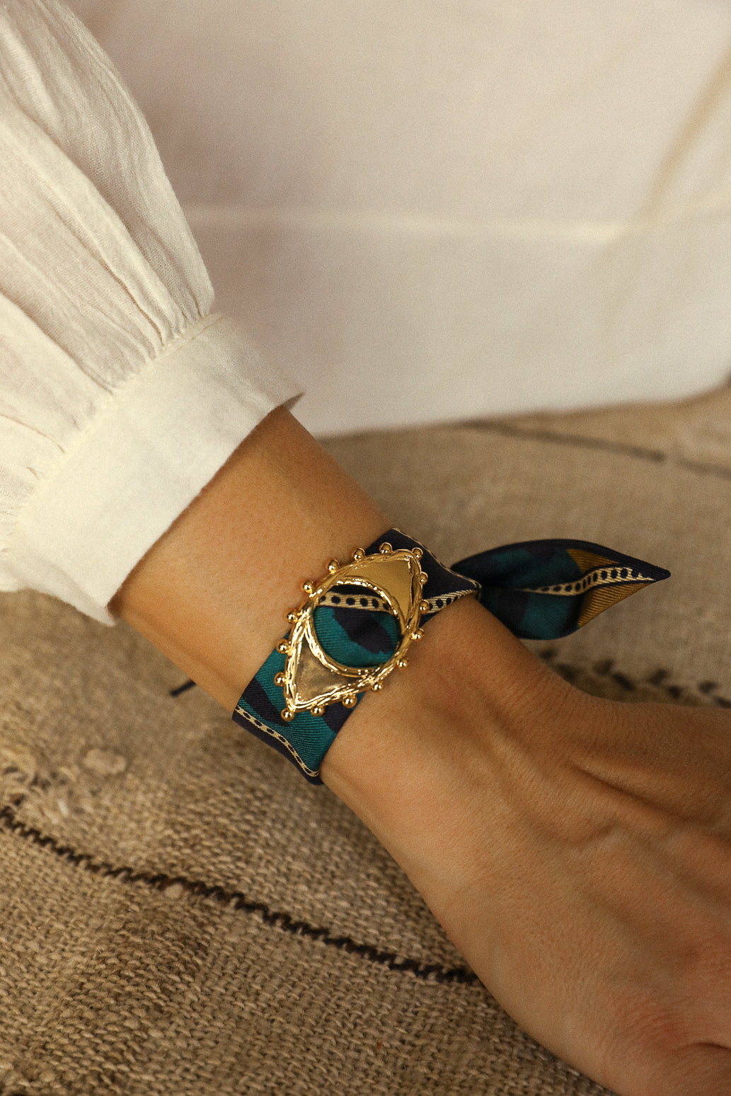 Ornement Bon Oeil doré et son bracelet en soie de 4cm Chapanoir, olive