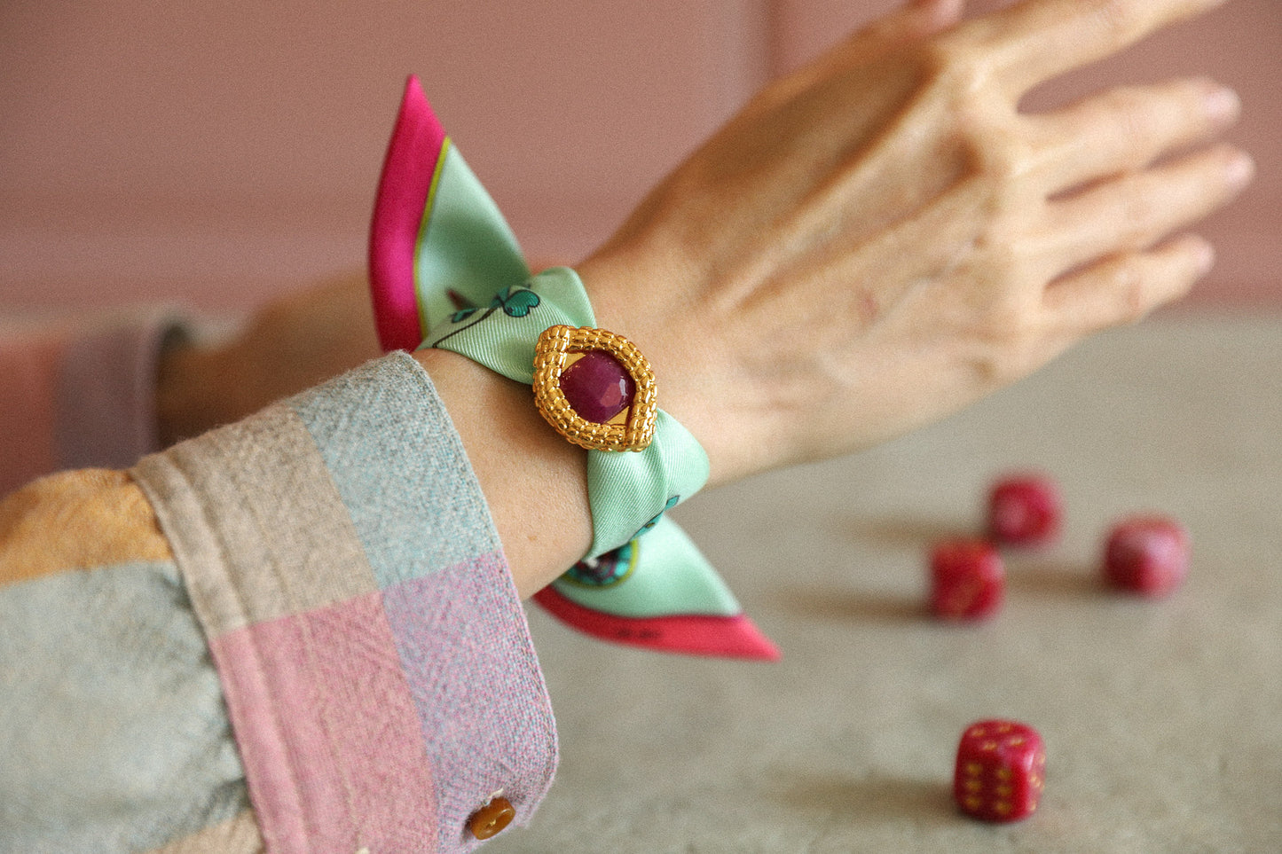 Ornement Oeil de caïman fuchsia tissé avec le ruban de 4cm Luckyou vert d'eau