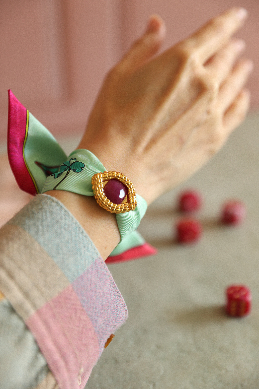 Ornement Oeil de caïman fuchsia tissé avec le ruban de 4cm Luckyou vert d'eau