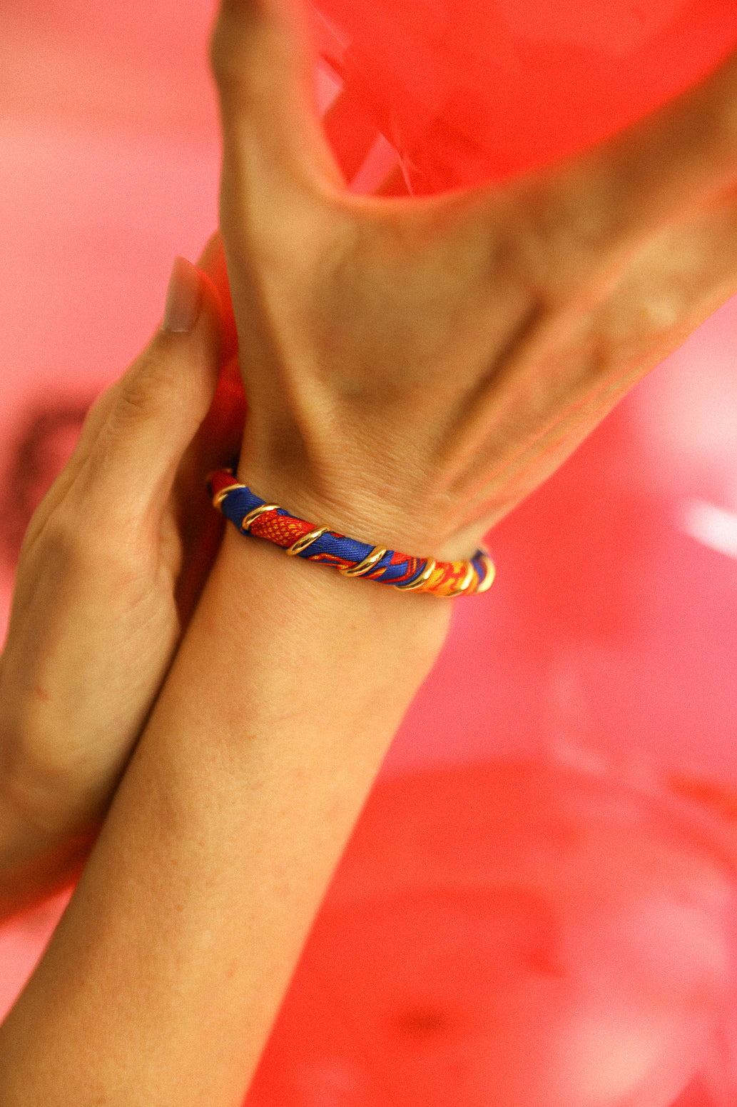 October bracelet, silk-free