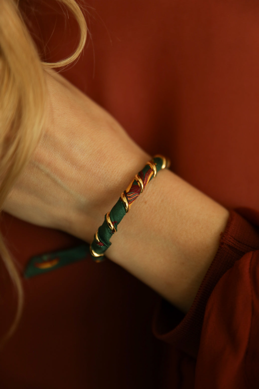 October bracelet, silk-free
