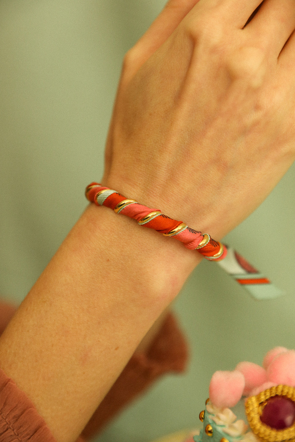 October bracelet, silk-free