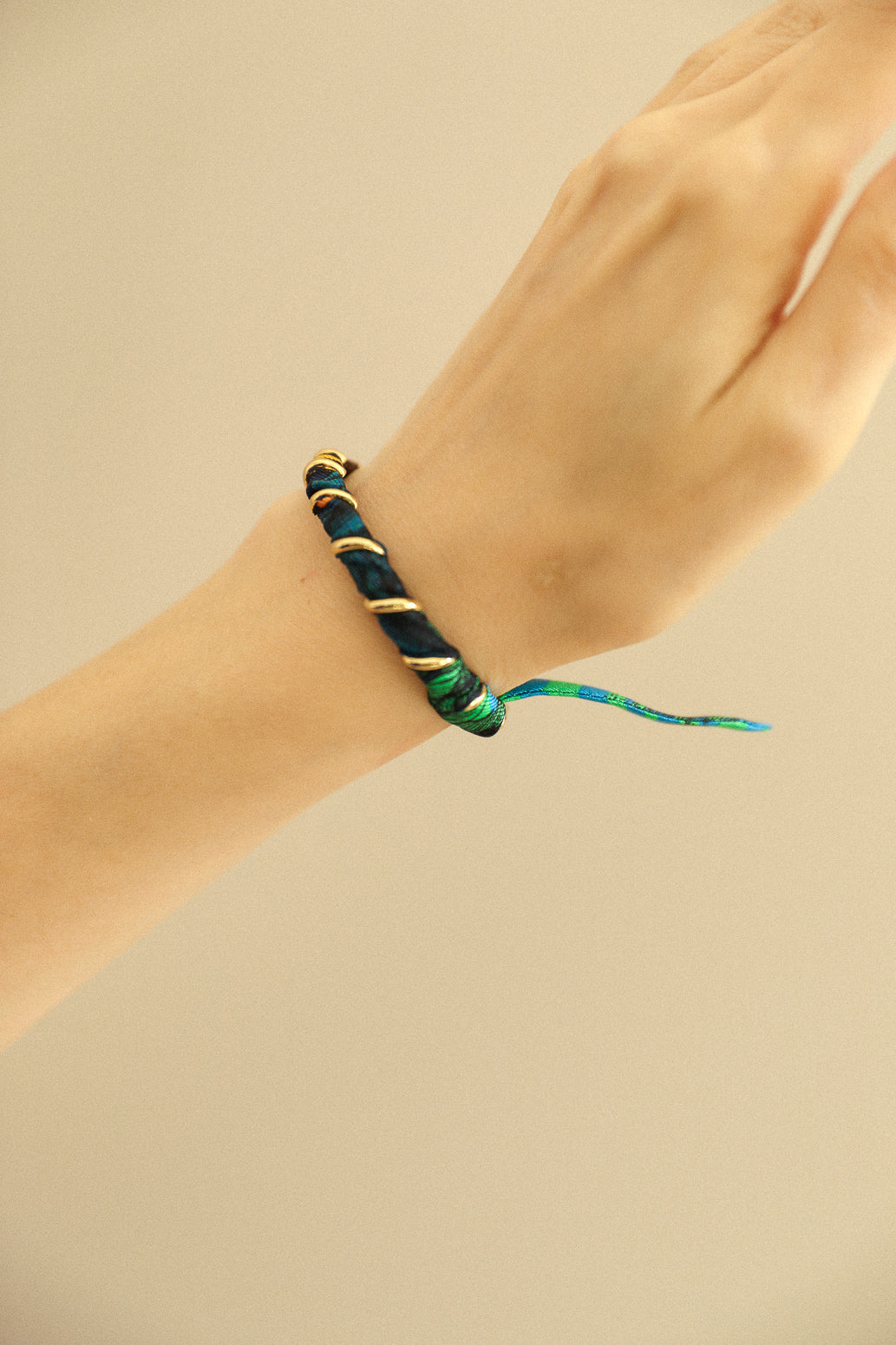 October bracelet, silk-free