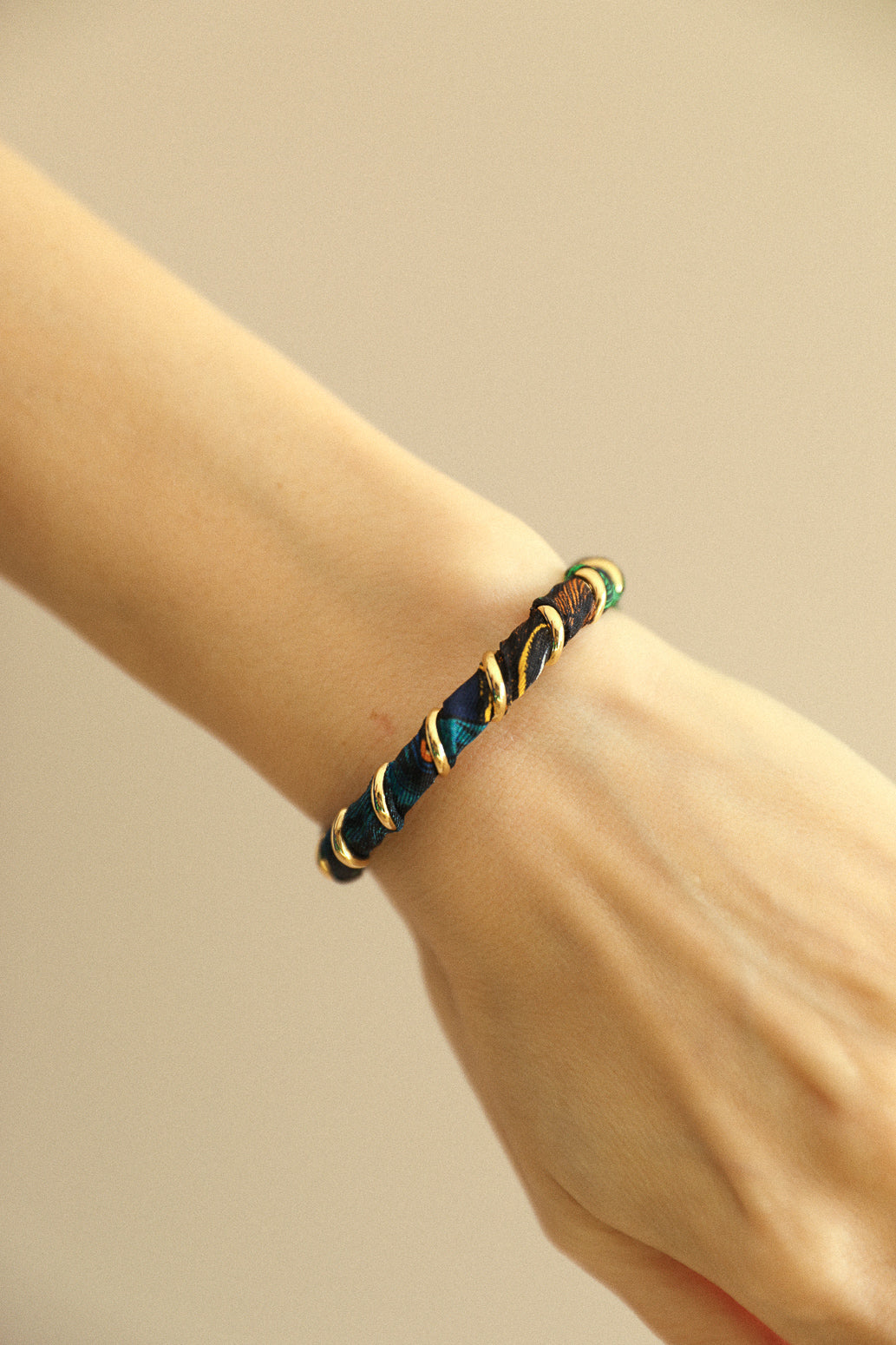 October bracelet, silk-free