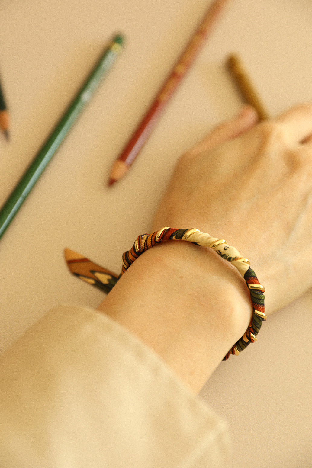 October bracelet, silk-free