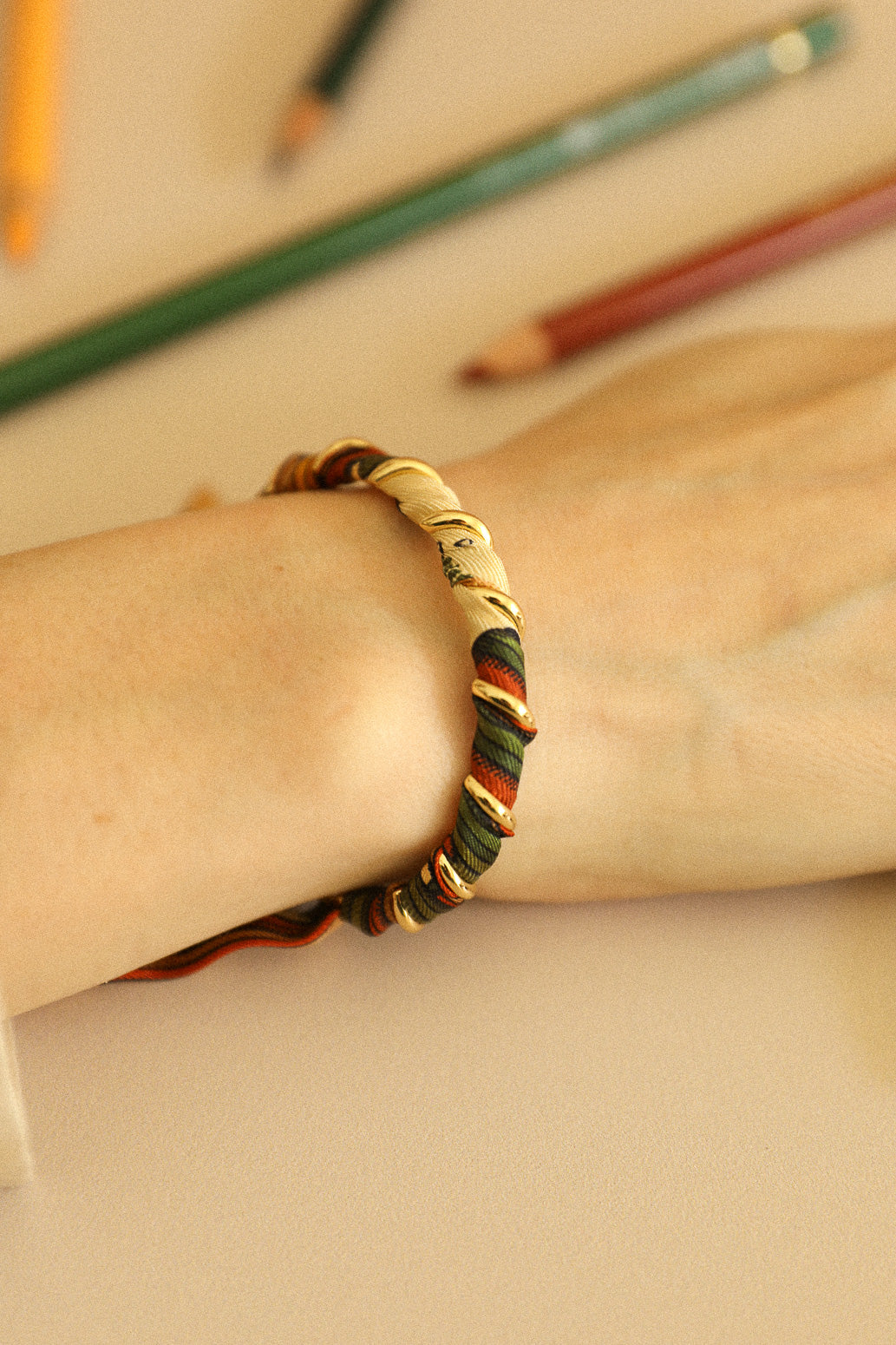 October bracelet, silk-free
