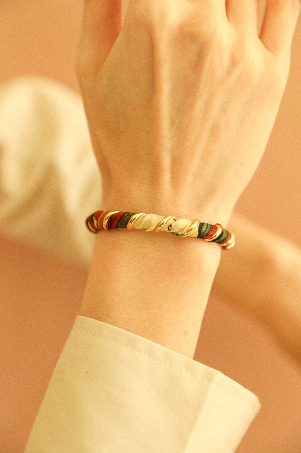 October bracelet, silk-free