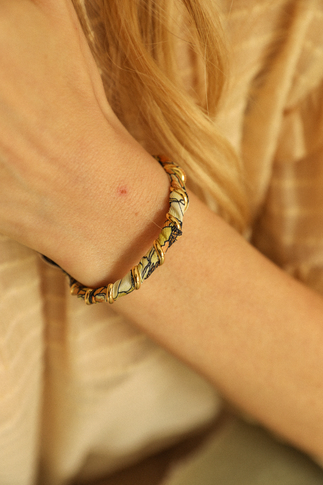 October bracelet, silk-free