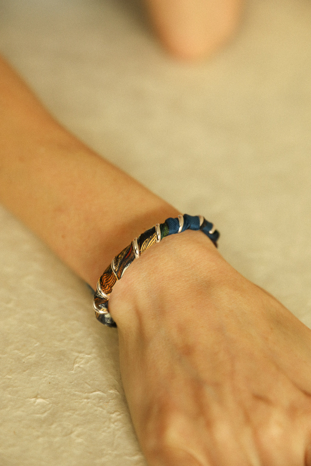 October bracelet, silk-free