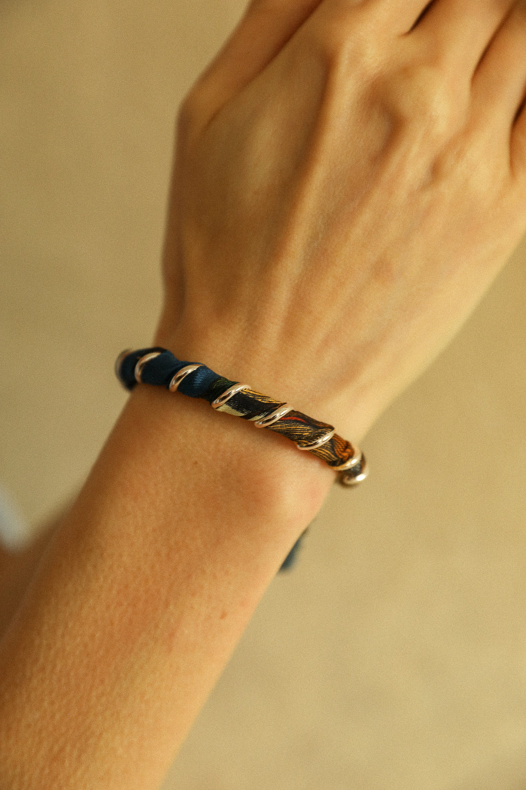 October bracelet, silk-free