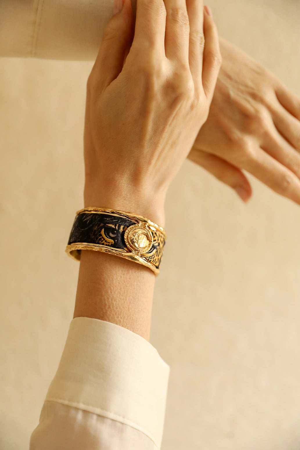 Moon cuff, silk-free