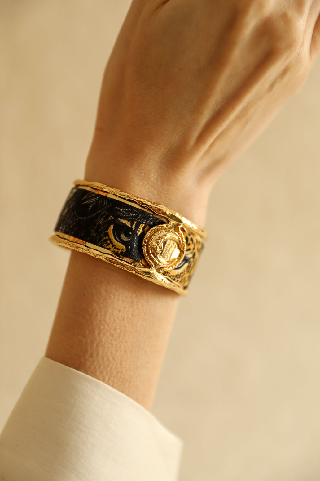 Moon cuff, silk-free