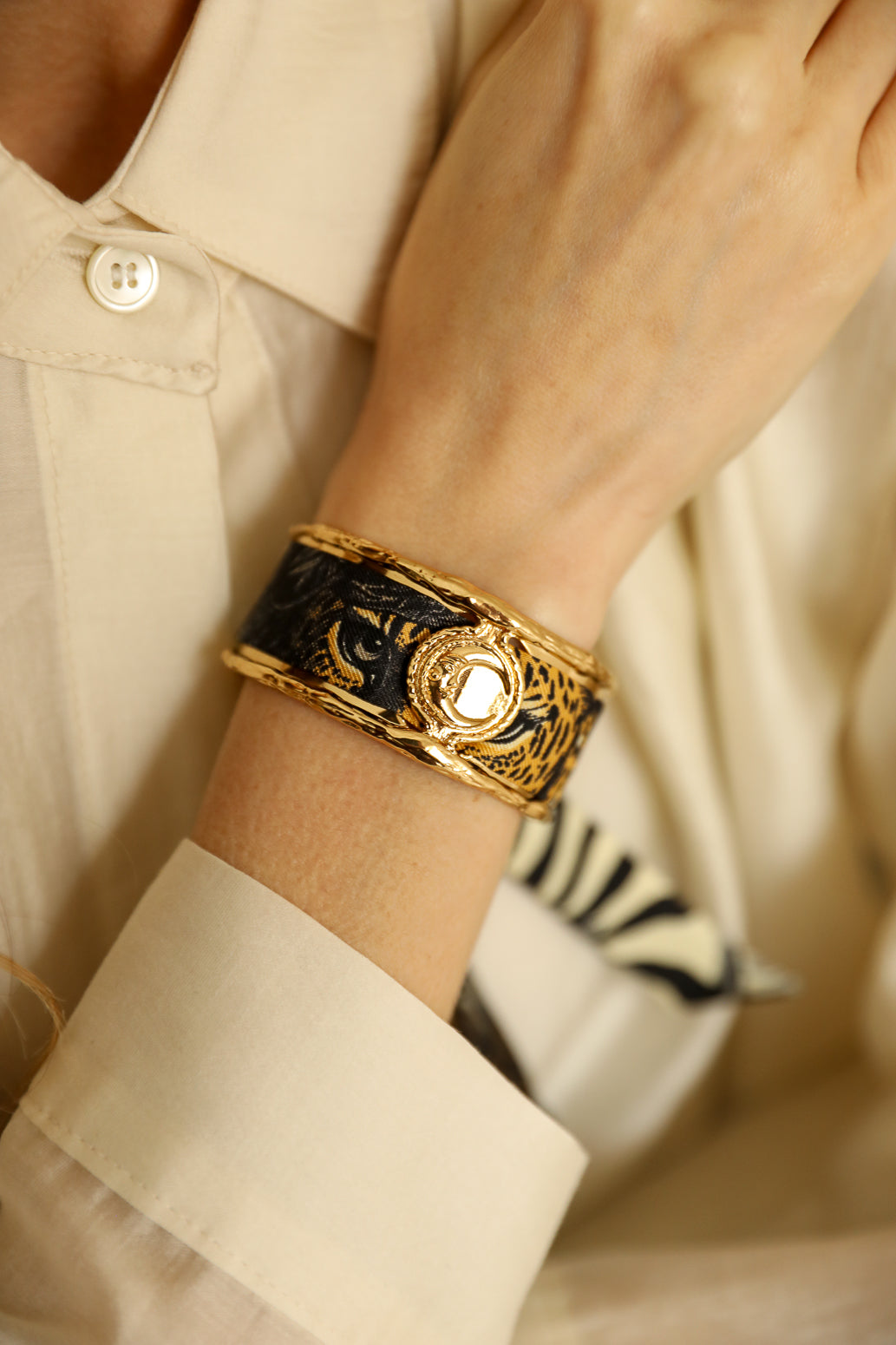 Moon cuff, silk-free