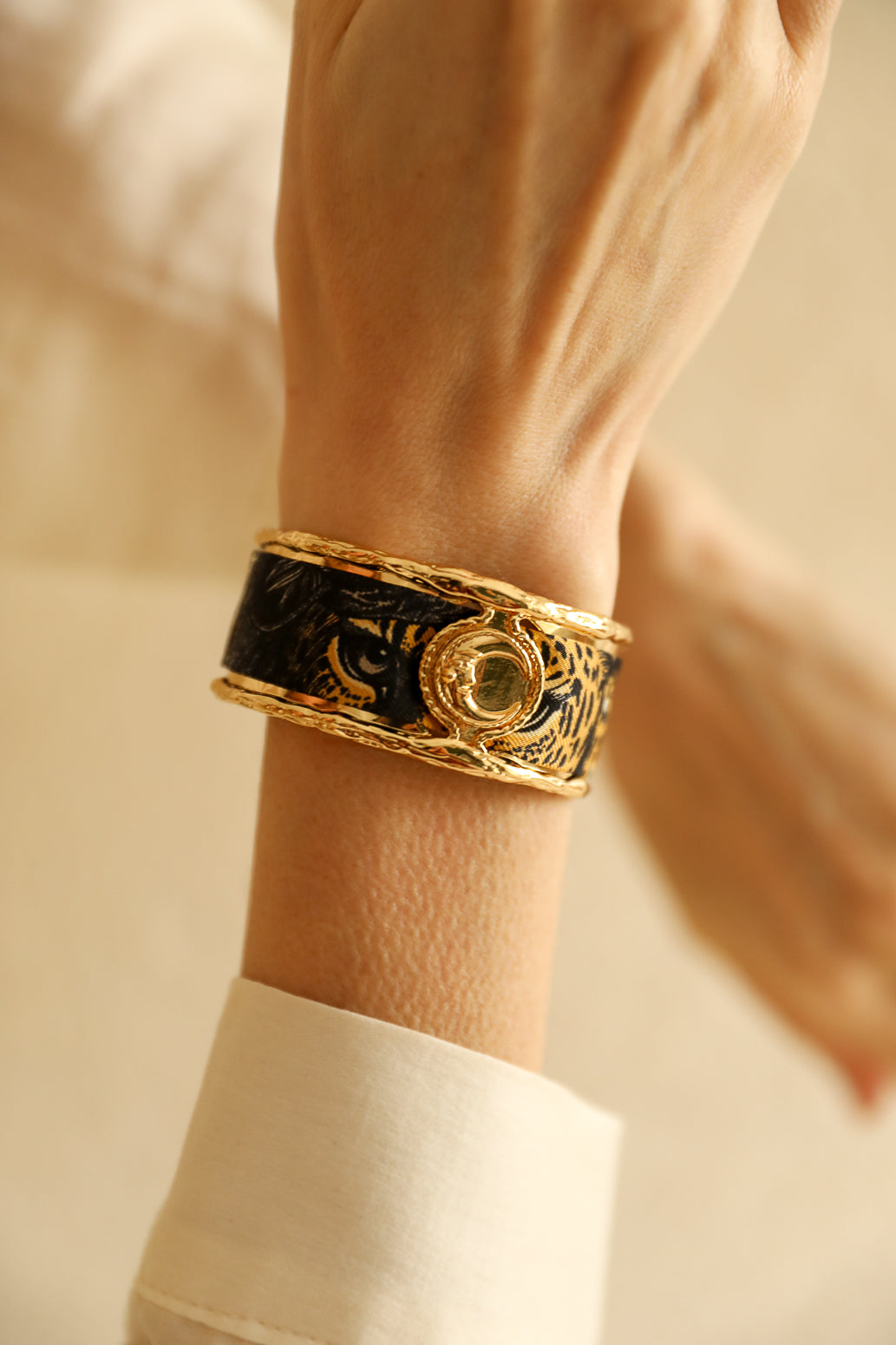 Moon cuff, silk-free