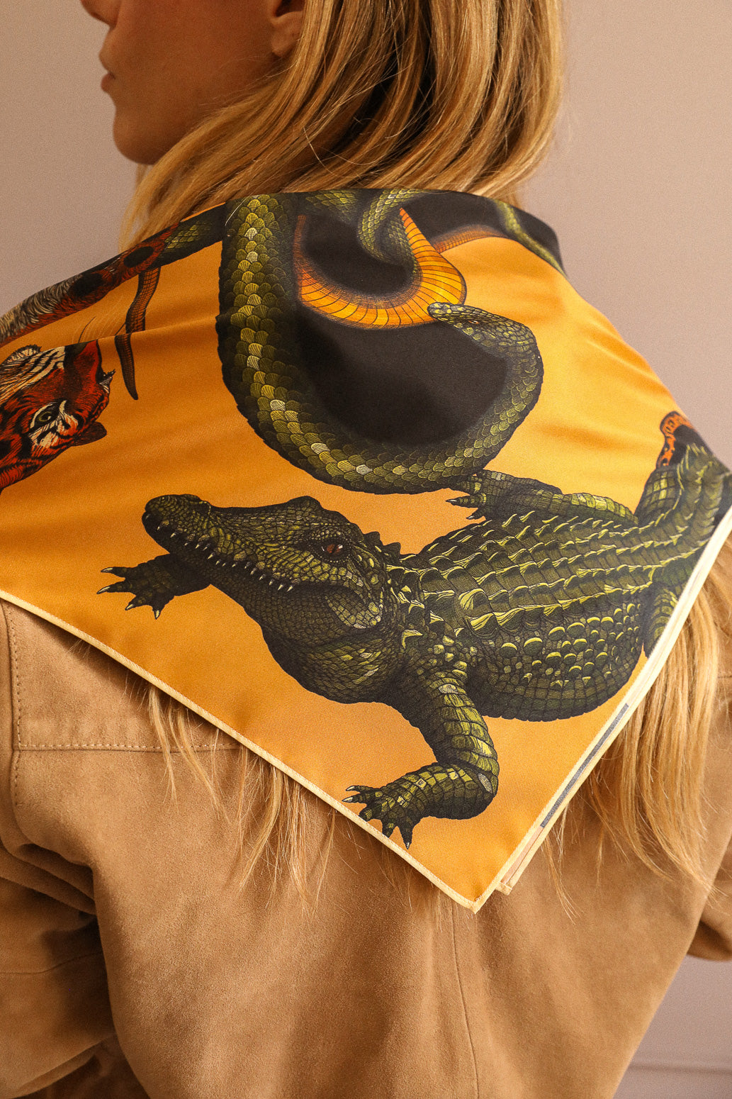 Bandana en soie 55cm Prédateurs, Beige – ANNÉE, vue 4