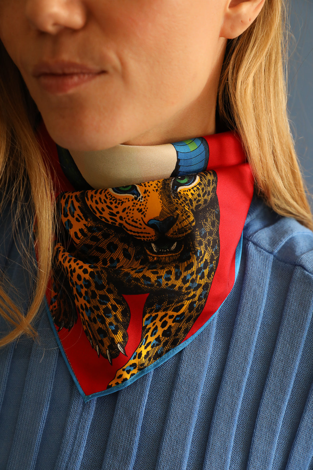 Bandana en soie 55cm Prédateurs, Rouge