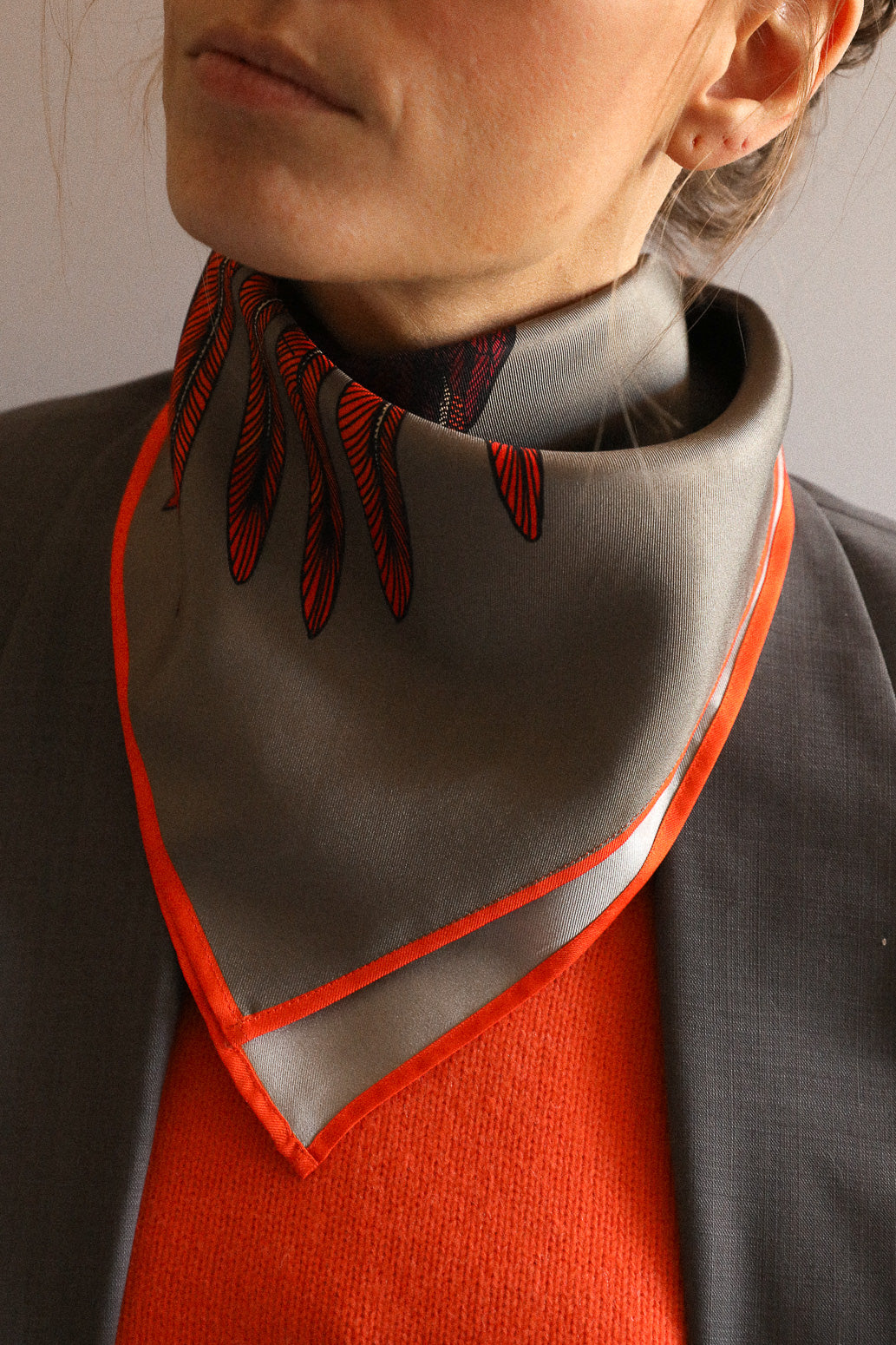 Carré de soie 70cm Aigle, Gris foncé