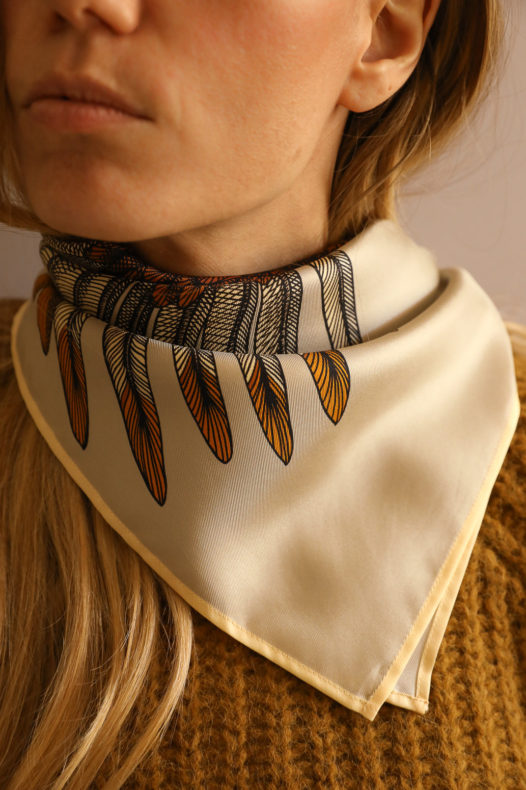 Carré de soie 70cm Aigle, Nacre