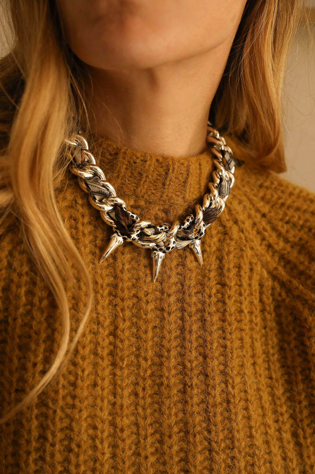 Collier Léopard argent en laiton argenté et émail, bijou ANNÉE Paris – vue 11