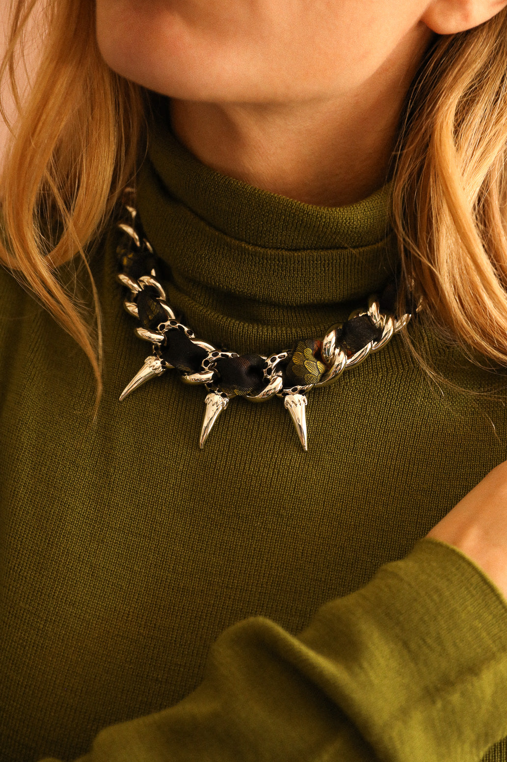 Collier Léopard argent en laiton argenté et émail, bijou ANNÉE Paris – vue 8