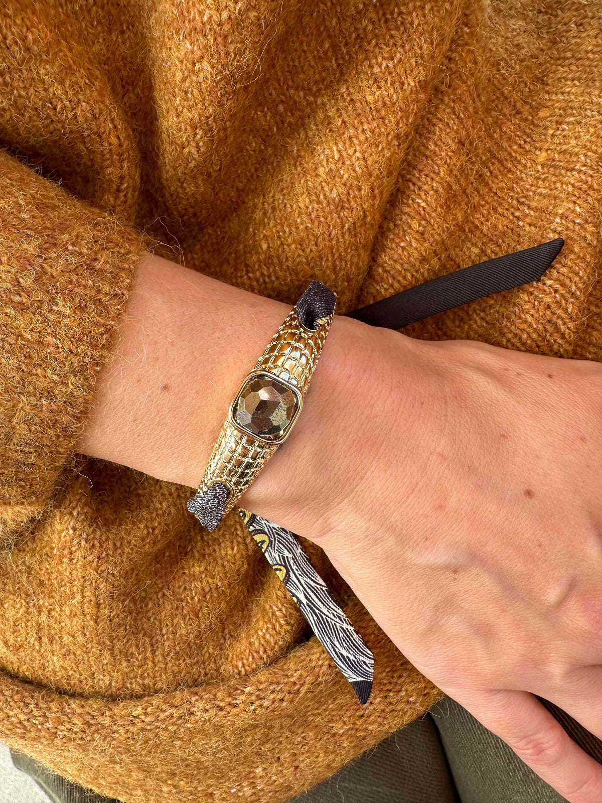 Caiman Bracelet in Pyrite and Neutral Parrot Ribbon